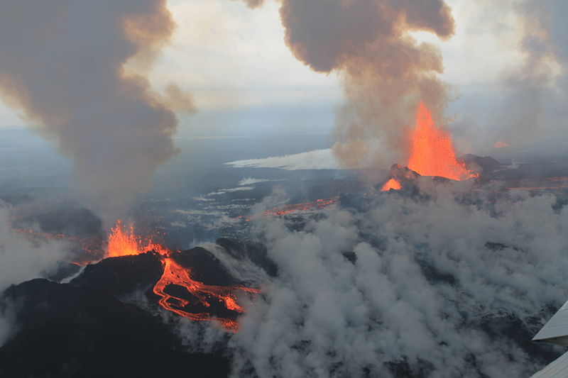 Le dernier séisme en Islande remonte au mardi 26 août 2014. D'une magnitude de 5,7, il est le plus violent dans la région depuis 1996 et a secoué Bárðarbunga, un immense volcan situé sous le plus grand glacier du pays. S'il entrait en éruption, le trafic aérien dans le nord de l'Europe et dans l'Atlantique Nord pourrait être perturbé, comme en 2010, avec l'éruption du massif volcanique Eyjafjöll. © Peter Hartree, Wikimedia Commons, cc by sa 2.0